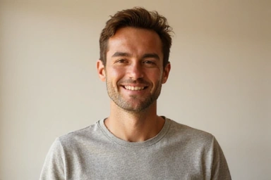 ภาพใบหน้าชายหนุ่มที่ยิ้มแย้มและดูมีสุขภาพดี